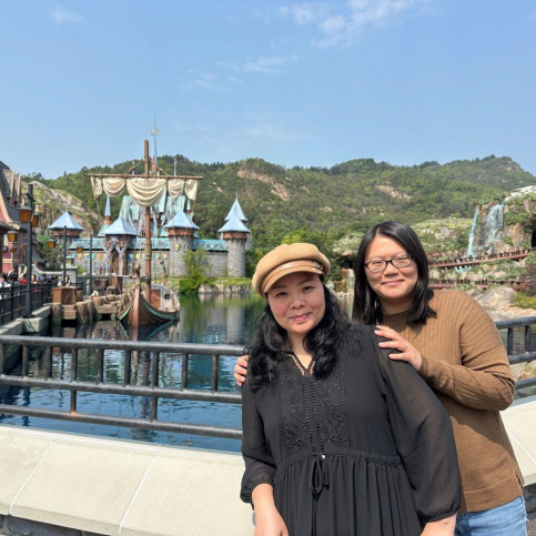 馨文(左)與朋友到訪魔雪奇緣世界