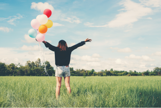girl-field-with-balloons